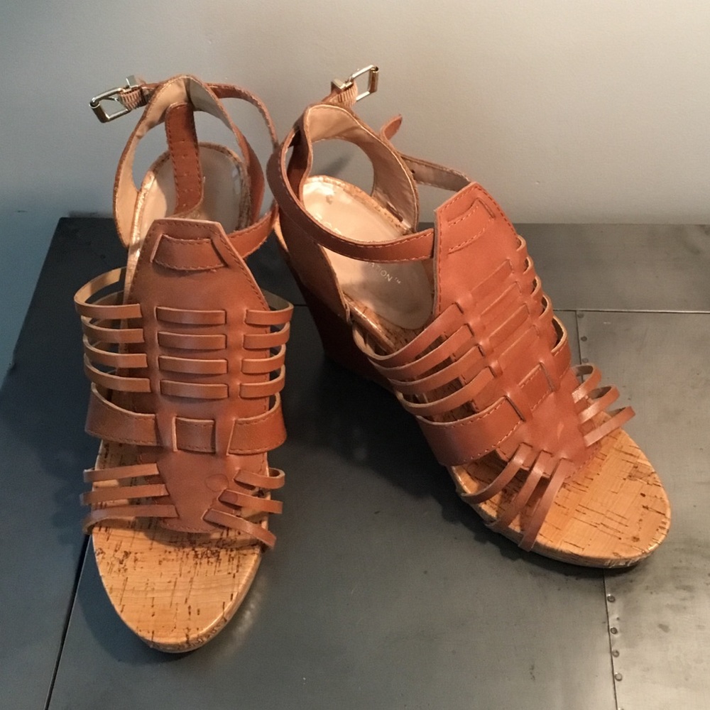 BCBG Wedge